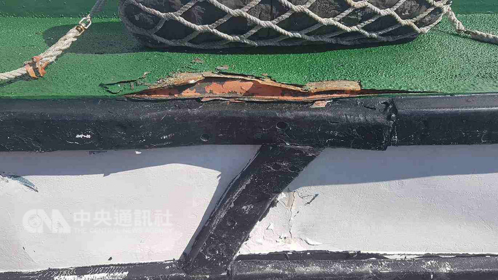 中國大陸籍漁船越界作業,澎湖海巡隊20日清晨在花嶼海域查扣閩晉漁05709號漁船,巡防艇駛近登檢時,兩船發生碰撞,造成巡防艇的護木擦損與鋼板受損。(澎湖海巡隊提供)中央社 107年12月20日