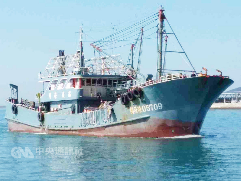 中國大陸籍漁船越界作業,澎湖海巡隊20日清晨在花嶼海域查扣閩晉漁05709號漁船(圖),巡防艇在駛近登檢時,兩船發生碰撞,所幸順利將陸船押返,依法重罰。(澎湖海巡隊提供)中央社 107年12月20日