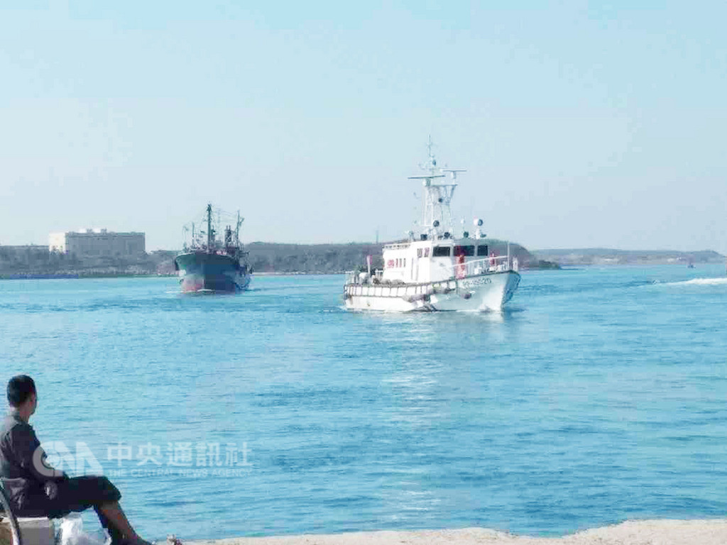 中國大陸籍漁船越界作業,澎湖海巡隊20日清晨在花嶼海域查扣閩晉漁05709號漁船,依法重罰。(澎湖海巡隊提供)中央社 107年12月20日