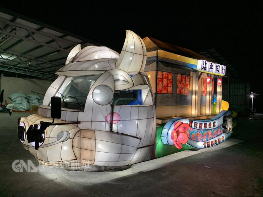 迎接2019台灣燈會,屏東縣33個鄉鎮市公所製作特色花燈車,目前竹田鄉的花燈已完成,以百年竹田火車站為主體,融入竹田鄉吉祥物頓物牛。(竹田鄉公所提供)中央社記者郭芷瑄傳真 107年12月20日
