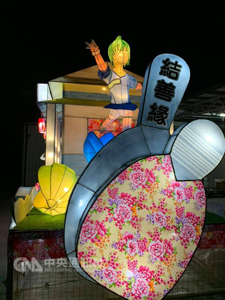 迎接2019台灣燈會,屏東縣33個鄉鎮市公所製作特色花燈車,其中竹田鄉的花燈已完成,以百年竹田火車站為主體,融入竹田鄉客家文化檳榔扇及農特產檸檬、文心蘭等。(竹田鄉公所提供)中央社記者郭芷瑄傳真 107年12月20日