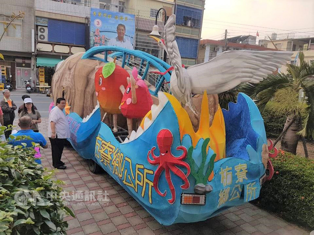 迎接2019台灣燈會,屏東縣33個鄉鎮市公所製作特色花燈車,其中枋寮鄉的花燈已完成,以石斑魚作為主體,石斑魚上還融入枋寮鄉農漁特產與廟宇文化,讓白鶴在燈車上展翅高飛。(取自枋寮鄉公所臉書)中央社記者郭芷瑄傳真 107年12月20日