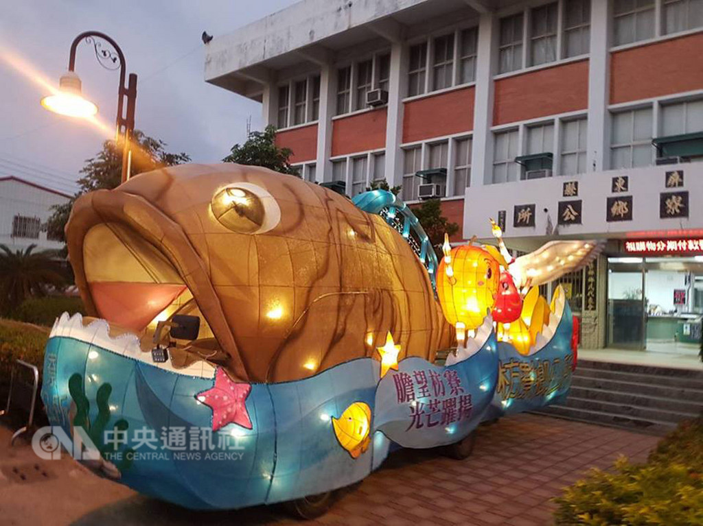迎接2019台灣燈會,屏東縣33個鄉鎮市公所製作特色花燈車,目前枋寮鄉的花燈已完成,以石斑魚作為主體。(取自枋寮鄉公所臉書)中央社記者郭芷瑄傳真 107年12月20日