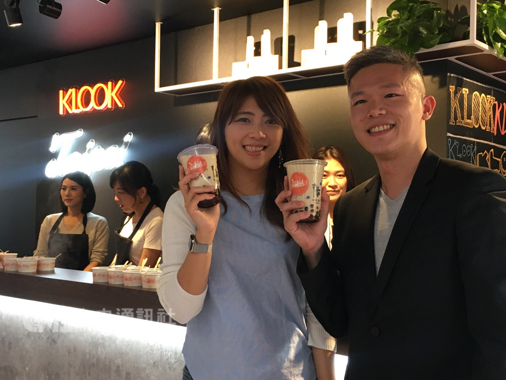 台北市觀傳局長陳思宇(右2)與知名旅遊平台台灣市場行銷總監林耀民(右)20日合體,推薦民眾參與Klook X 台北48小時跨年FUN挑戰活動,盼讓國內外觀光客更認識台北。中央社記者陳葦庭攝 107年12月20日