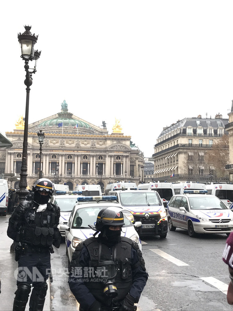 法國警方近一個多月連續在週末動員以因應「黃背心」街頭集會,除了面對暴力,還要在耶誕節前加強維安,警力緊繃到極限,經工會表達不滿後,政府同意調薪。中央社記者曾依璇巴黎攝 107年12月20日