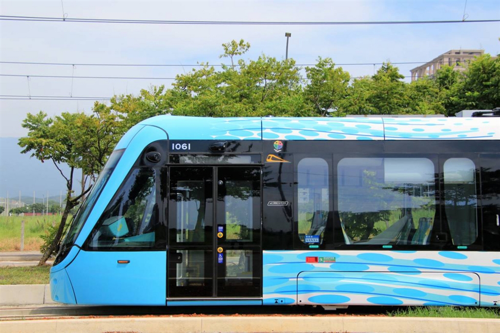 淡海輕軌23日將上路,列車外型是以海為意象的流線型設計,全車採用水藍色系設計,與淡水地區的藍天海景相呼應。綠山線自紅樹林至崁頂共11座車站,票價比照北捷架構,可使用新台幣1280元的月票。(新北捷運工程局提供)中央社記者王鴻國傳真 107年12月20日