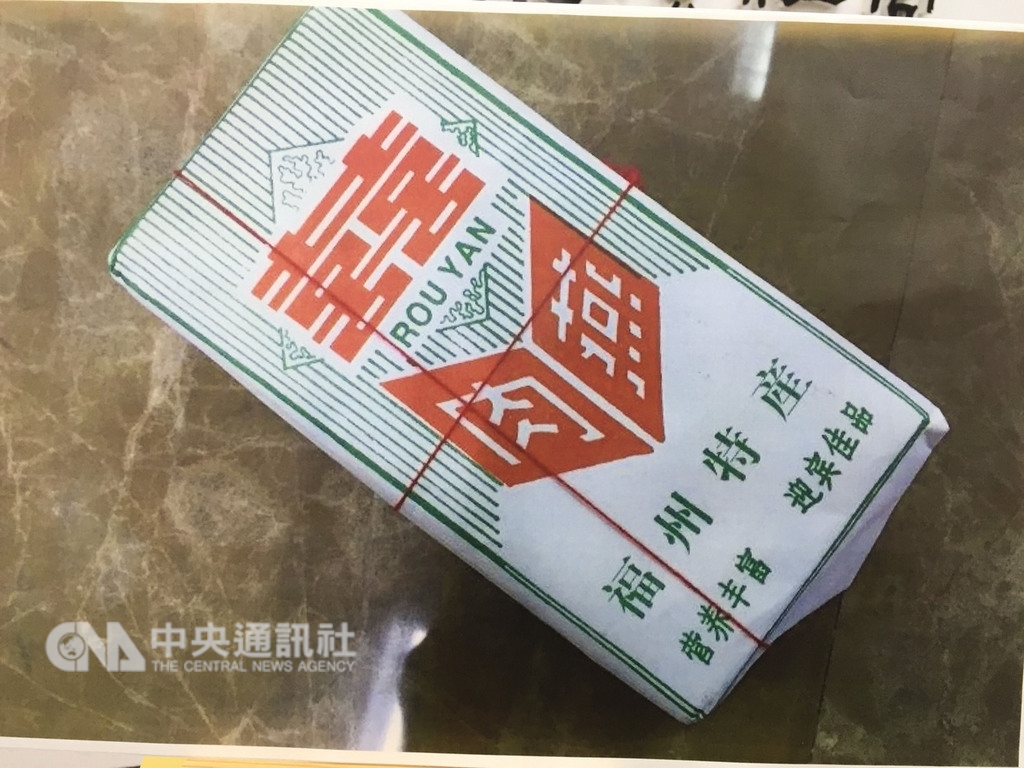 行政院農業委員會動植物防疫檢疫局21日公布,8月起從機場、港口旅客沒入及機場港口農產品棄置箱中採樣檢驗中國大陸肉品,新增第7例境外產品燕皮(餛飩皮)被驗出非洲豬瘟病毒。中央社記者楊淑閔攝 107年12月21日