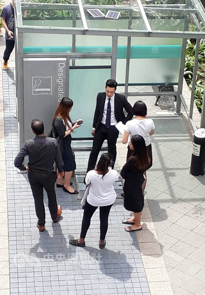 新加坡烏節商圈2019年元月起全面劃定為禁菸區,癮君子只能在特定吸菸區吸菸。中央社記者黃自強新加坡攝 107年12月21日