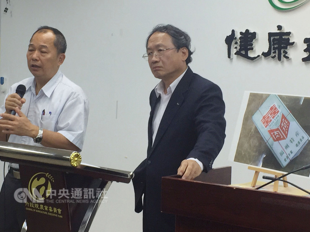 行政院農業委員會21日公布新增驗出第7例非洲豬瘟,農委會副主委黃金城(右)疾呼千萬別再帶中國肉品入境,不然只有天佑台灣。中央社記者楊淑閔攝 107年12月21日