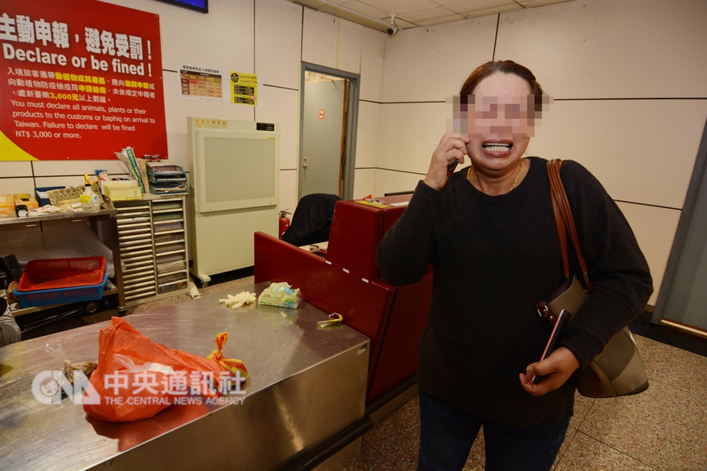 一名嫁到台灣的中國大陸籍黃姓女子21日下午搭機入境時,因攜帶豬絞肉遭海關查獲,被罰新台幣20萬元,她激動落淚不斷喊說「才帶一點肉,怎麼罰這麼多」。中央社記者邱俊欽桃園機場攝 107年12月21日