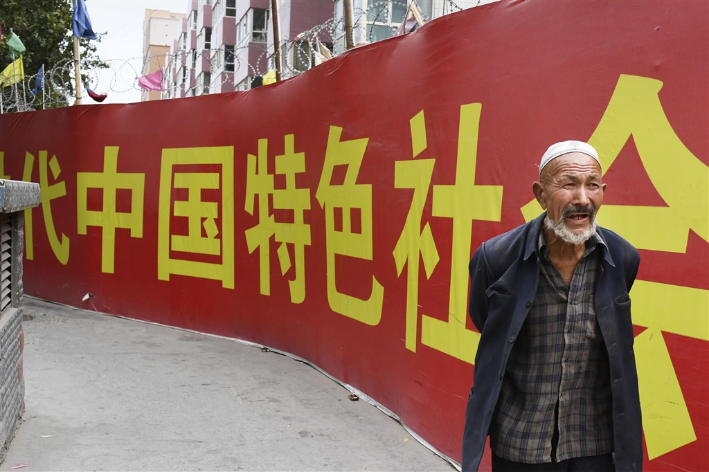 新疆街頭隨處可見共產黨標語。(檔案照片/共同社提供)