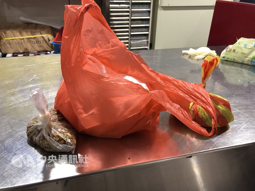 一名嫁到台灣的中國大陸籍女子21日下午搭機入境時,被海關發現攜帶豬絞肉0.3公斤,遭裁處新台幣20萬元罰鍰。中央社記者邱俊欽桃園機場攝 107年12月21日