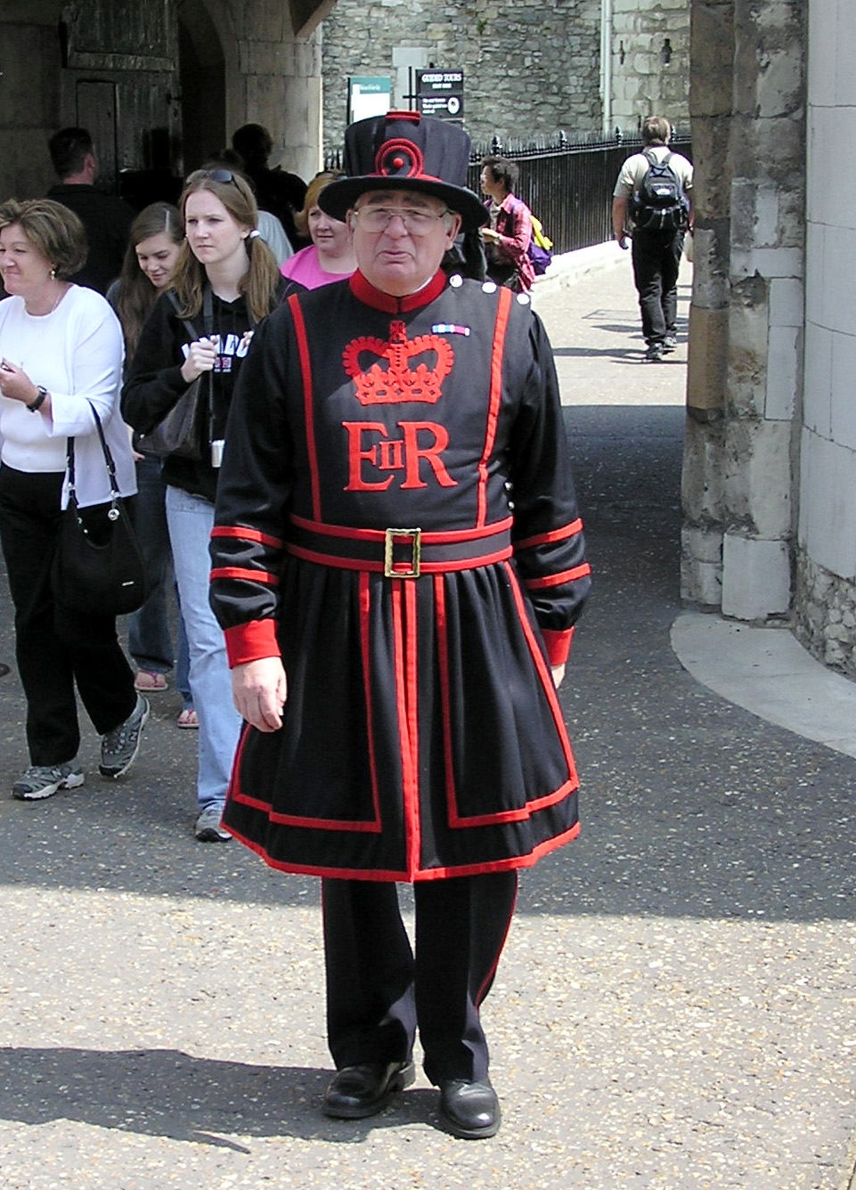 英國倫敦塔衛兵平常穿著傳統紅制服。(圖取自維基共享資源,版權屬公有領域)