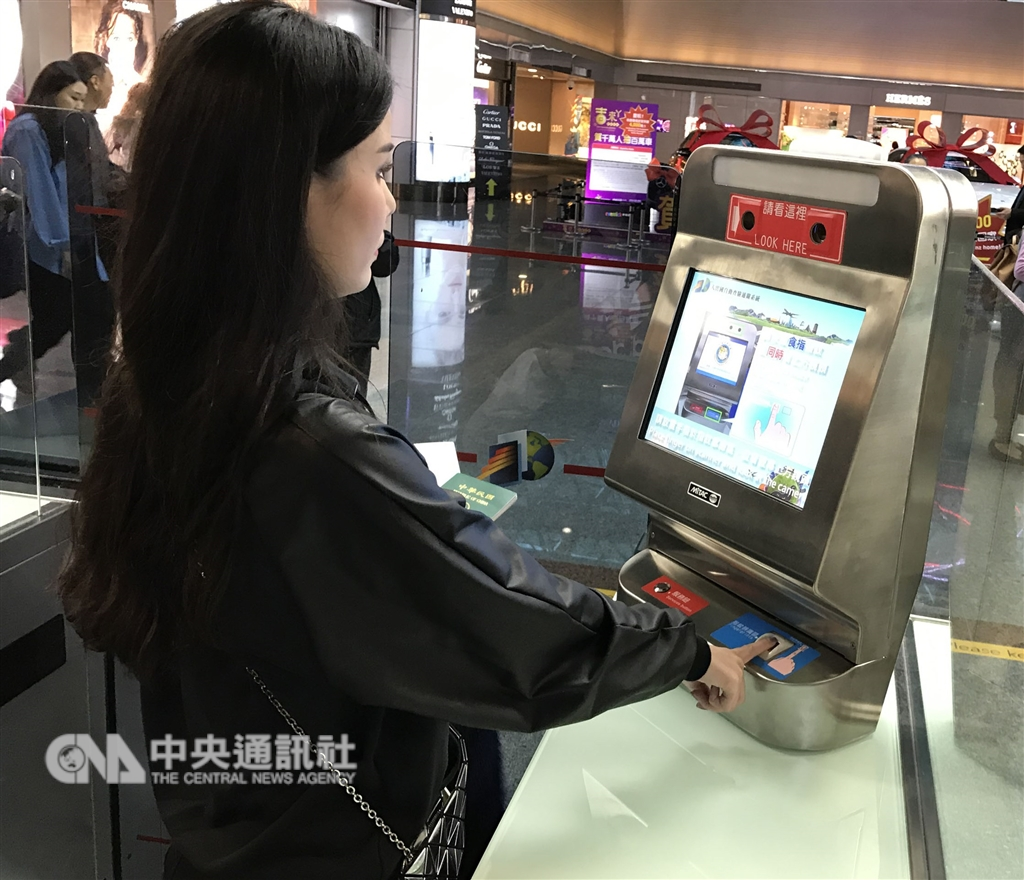 台灣旅客出國旅遊越來越便利,台灣護照持有者在美國、韓國、日本、英國、澳洲、德國,也享有自動通關待遇。圖為旅客使用桃園機場自動通關系統。(中央社檔案照片)
