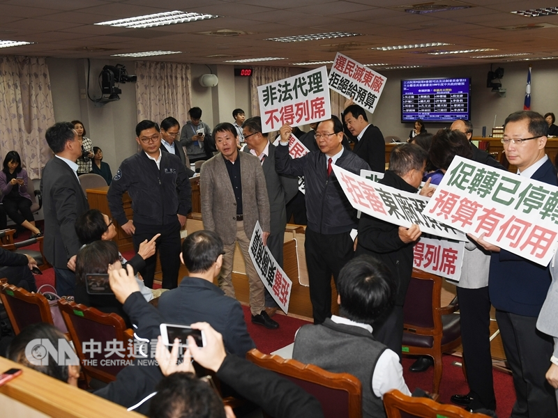 民進黨立法院黨團總召柯建銘22日說,國民黨團杯葛促轉會、黨產會等預算,24日將再溝通。圖為立法院司法及法制委員會10日審查促轉會預算,國民黨立委杯葛會議。(中央社檔案照片)