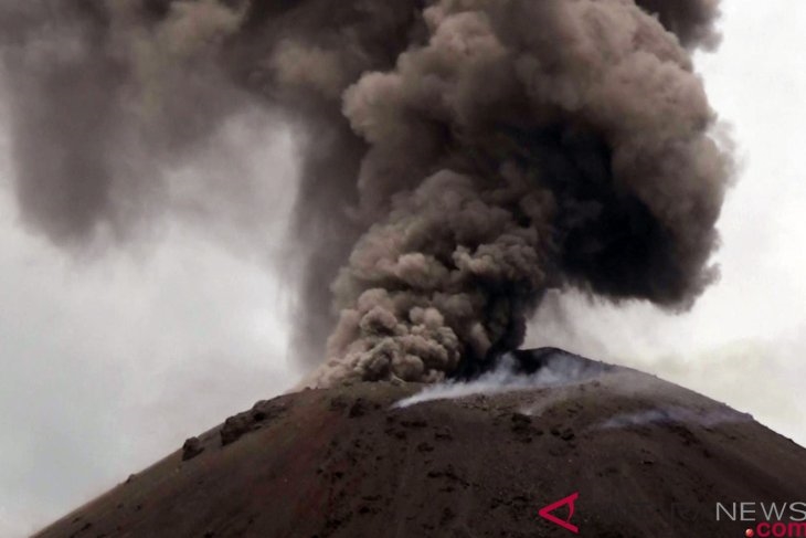 22日晚間爆發引發海嘯造成數百人傷亡的「喀拉喀托之子」火山,自90年前成形以來長期處於半連續噴發狀態。(安塔拉通訊社提供)