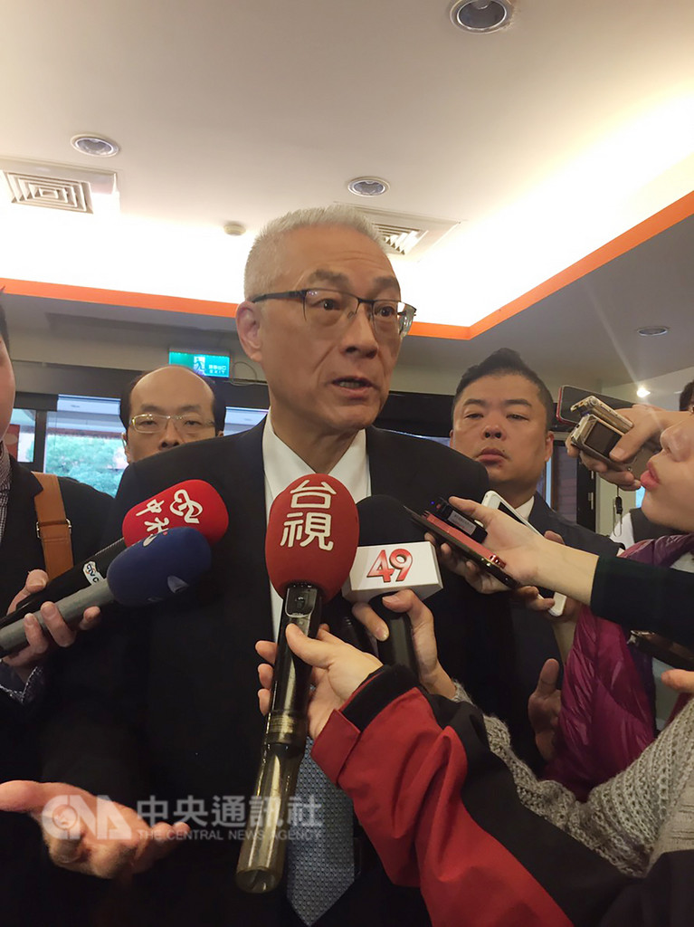 國民黨主席吳敦義(中)被問到現任立委是否優先提名,他強調,現任當然有被優先考量的條件,但仍會考量在工作上是否有傑出表現、品德操守是不是沒有瑕疵。中央社記者李淑華攝 107年12月23日