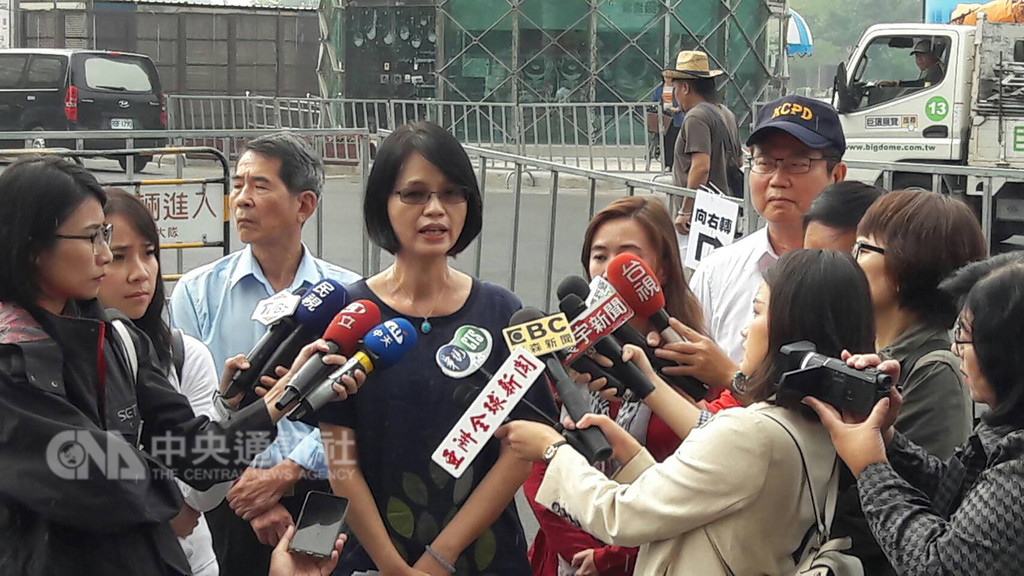 高雄市長當選人韓國瑜就職典禮25日在愛河畔登場,警方22日起在會場周邊街道實施5天的交通管制引來民怨,高市府交通局官員23日會同警方現場會勘後宣布調整交管為不到3天,交管期間也分階段開放,降低交通衝擊。(民眾提供)中央社記者程啟峰高雄傳真 107年12月23日