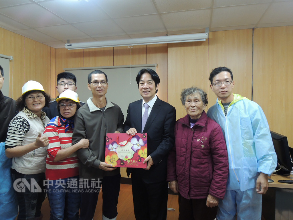 行政院長賴清德(右3)23日前往台中市清水區瑞興畜牧場視察廚餘蒸煮設施,瑞興畜牧場負責人王文通(右4)特別送上自產的伴手禮。中央社記者郝雪卿攝 107年12月23日
