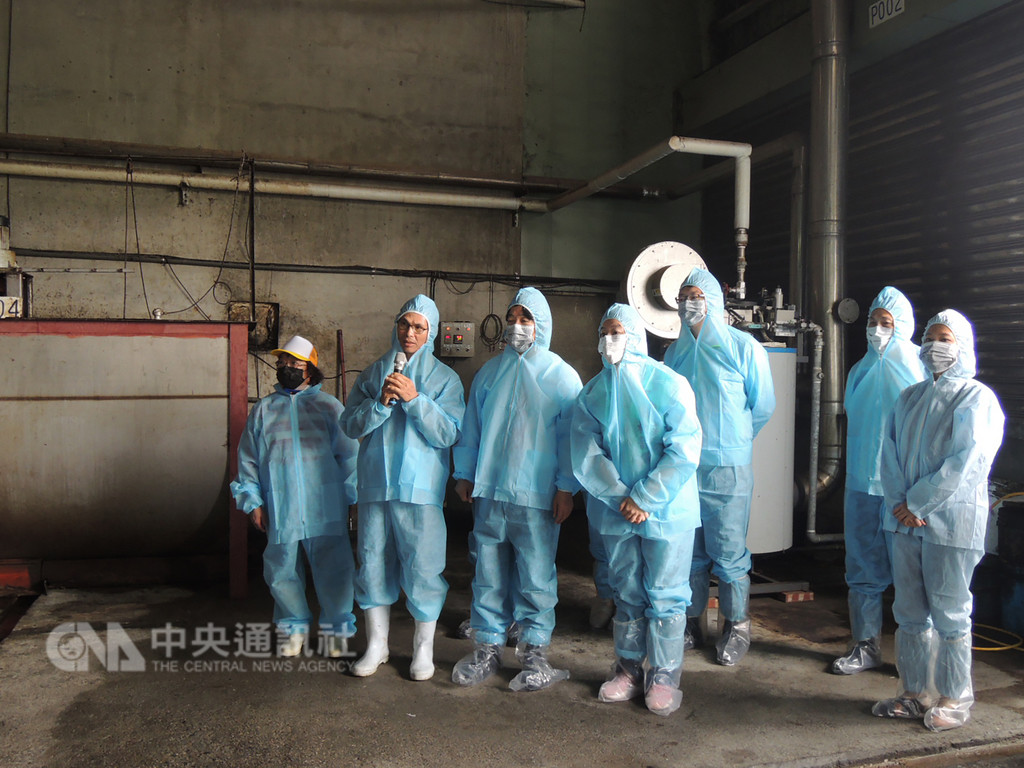 非洲豬瘟疫情在中國蔓延,為嚴防疫情入侵,行政院長賴清德(左3)23日前往台中市清水區瑞興畜牧場視察廚餘蒸煮設施,瑞興畜牧場負責人王文通(左2)說明廚餘蒸煮設施的處理流程。中央社記者郝雪卿攝 107年12月23日
