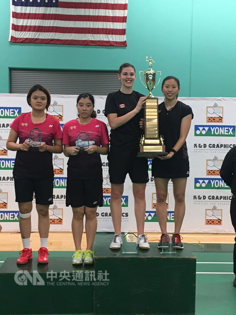 台灣選手洪詩涵(左1)、余芊慧(左2)在美國羽球國際挑戰賽女子雙打獲得亞軍。中央社記者林宏翰洛杉磯攝 107年12月23日