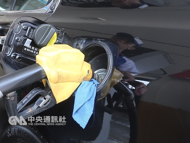 中油公司宣布,自24日凌晨零時起,調降各式汽、柴油價格每公升新台幣0.9元,95無鉛汽油每公升降為26.9元,創近14個月新低。(中央社檔案照片)