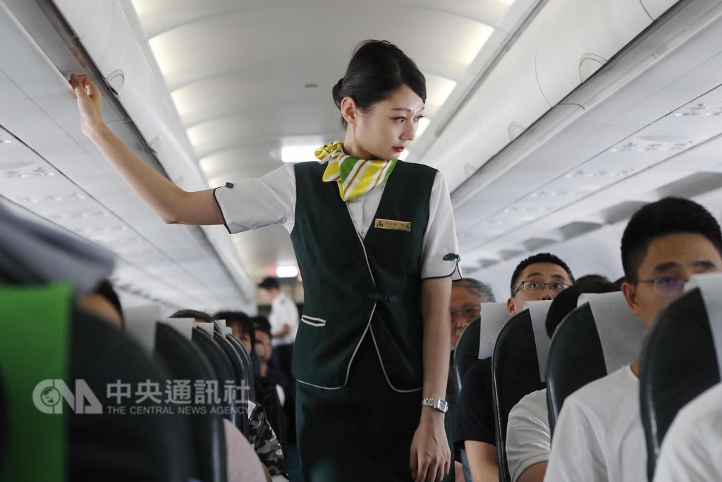 春秋航空針對入台旅客做至少兩次的非洲豬瘟防疫宣導。第一次是在登機櫃台托運行李、領登機證時,第二次是入境台灣前,會透過機上廣播再次通知禁帶肉品入境台灣。圖為春秋航空機組人員。(中新社提供)中央社記者陳家倫上海傳真 107年12月24日