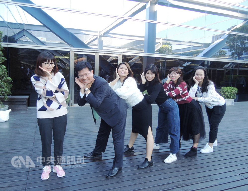 台中市長林佳龍(左2)24日任期最後一天,他在市府與員工合影,來者不拒,還應員工要求配合做出許多逗趣動作。中央社記者郝雪卿攝 107年12月24日