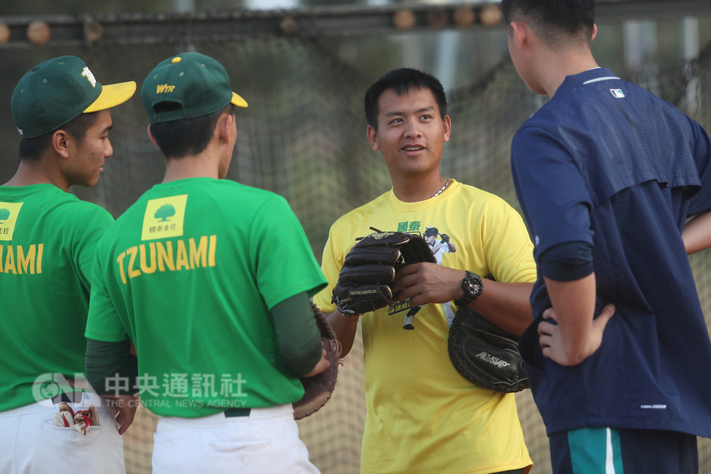 台灣旅美棒球好手林子偉24日回到高雄母校高苑工商分享經驗,他的外甥、同樣畢業於高苑的中職富邦悍將隊球員蕭憶銘(右2)也現身球場。中央社記者吳家昇攝 107年12月24日