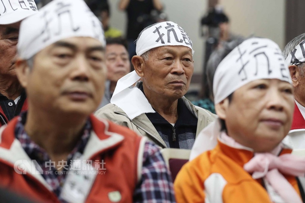 經濟部25日將舉行再生能源躉購費率聽證會,太陽能相關業者24日集結太陽能協力廠商與地主在台北舉行記者會,要求說明躉購電價制訂標準。中央社記者吳翊寧攝 107年12月24日