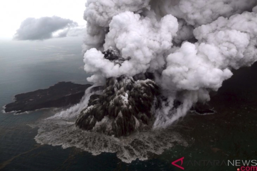 印尼巽他海峽22日發生的海嘯,據信是喀拉喀托之子火山噴發導致水下邊坡滑移引起。(安塔拉通訊社提供)