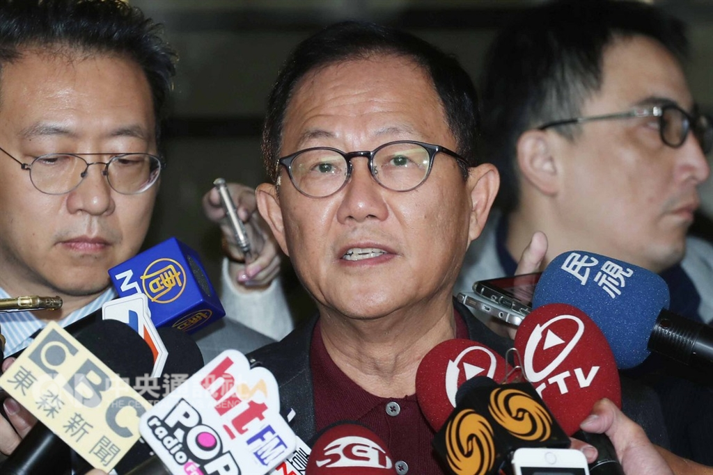 國民黨台北市長候選人丁守中(中)日前提選舉無效訴訟,台北地方法院24日上午開庭,丁守中在開庭前接受媒體記者訪問。中央社記者吳翊寧攝 107年12月24日