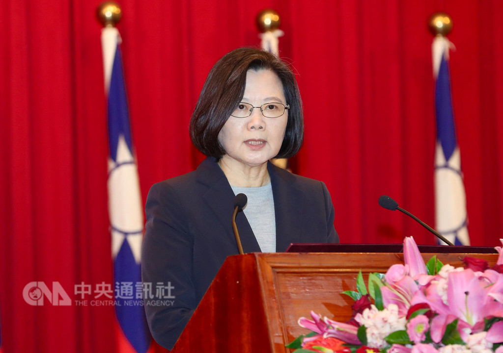 總統蔡英文(圖)25日在台北出席108年上半年陸海空軍將官晉任布達暨授階典禮,蔡總統致詞表示,面臨複雜情勢環境,國軍是鞏固國安核心,因此要賦予「務實創新」、「強化整體國防」及「保家衛國」3項任務。中央社記者張皓安攝 107年12月25日