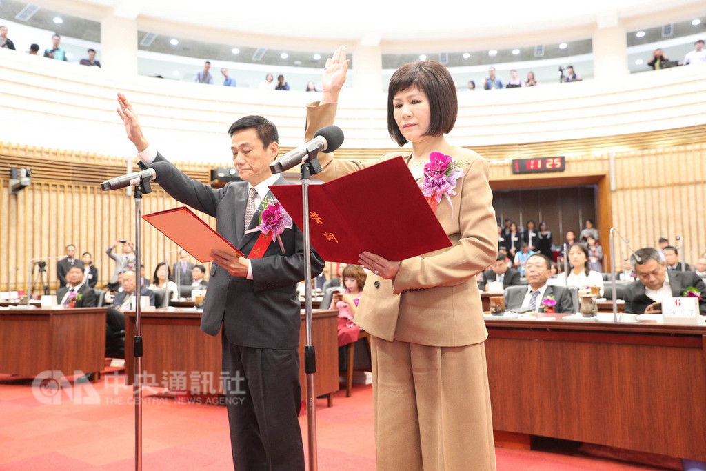 高雄市議會第3屆議員25日宣誓就職並選舉正、副議長,分別由中國國民黨提名的許崑源(左)、陸淑美(右)當選正副議長,隨即進行交接並宣誓上任。中央社記者陳朝福攝 107年12月25日