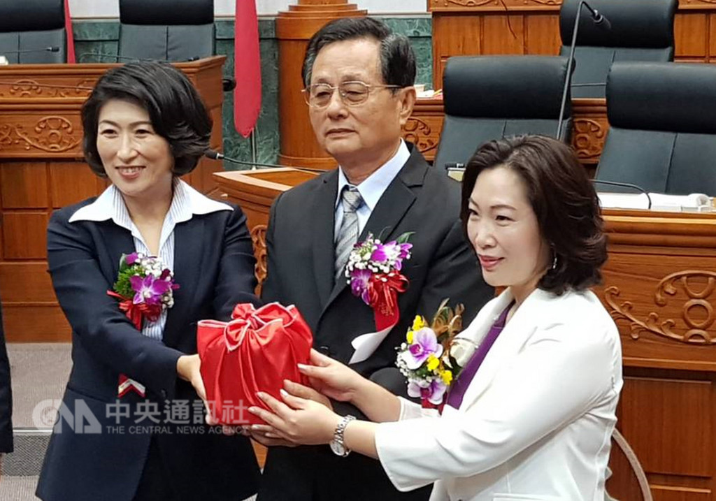 國民黨籍新任台東縣長饒慶鈴(左)25日正式宣誓就職,台東縣議會議長則由國民黨籍議員吳秀華(右)當選,縣府與議會首長皆由女性擔任。中央社記者盧太城台東攝 107年12月25日