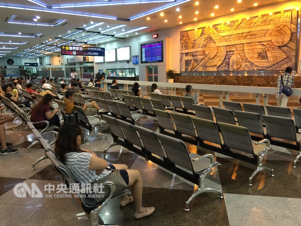 交通部觀光局證實,日前有4個越南旅行團共153人入境高雄,有152人失蹤脫逃。圖為高雄小港機場入境大廳。(中央社檔案照片)