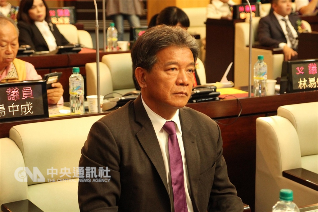 台南市議會25日上午進行第3屆正、副議長選舉,議員郭信良(前)在投票前宣布退出民進黨,獲得國民黨與無黨聯盟支持參選議長,經過兩輪投票後,拿到28票順利當選。中央社記者楊思瑞攝 107年12月25日