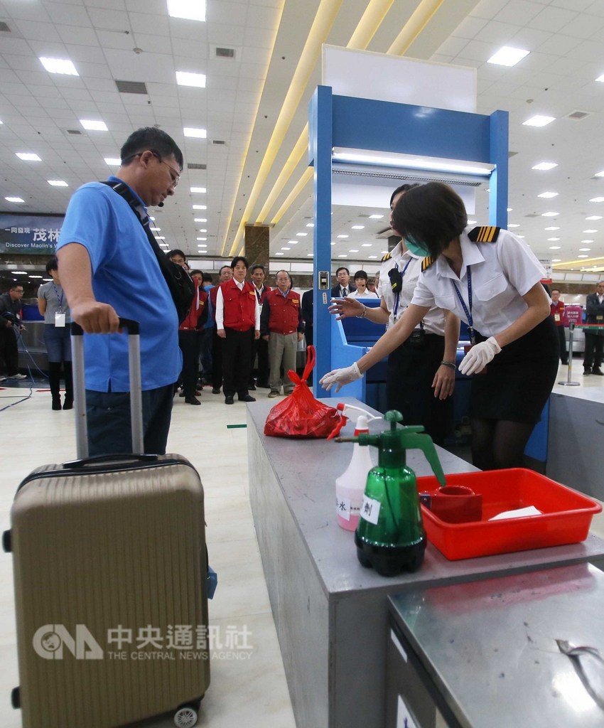 高雄國際機場26日舉行「107年全國非洲豬瘟緊急防檢疫模擬演習」,假設狀況為中國大陸籍旅客自廈門搭機到高雄入關時,被查獲夾帶肉製品,隨即沒入消毒並開罰。中央社記者陳朝福攝 107年12月26日