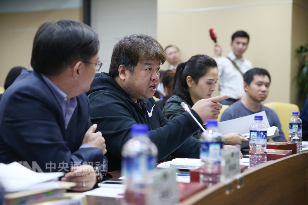 普悠瑪事故罹難第3次家屬說明會26日在交通部舉行,董家大兒子在會中情緒激動,說自己家人都在天上,至今卻得不到真相,其他罹難者家屬也紛紛表示,事實不清楚,責任就不清楚,要求重啟調查。中央社記者鄭傑文攝 107年12月26日