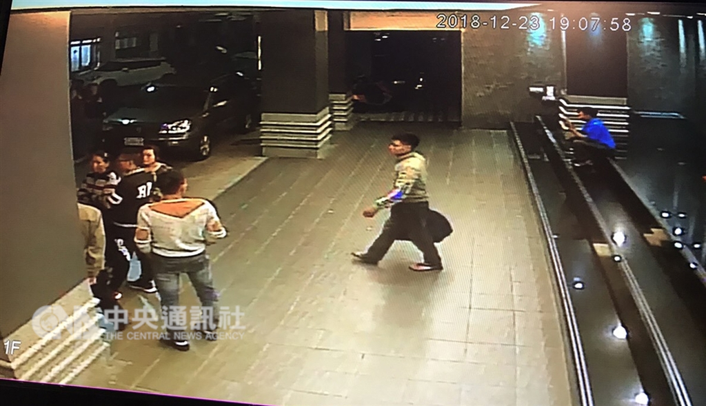 交通部觀光局證實,4個大型越南旅行團共153人,分別在21日及23日入境高雄,卻於入住飯店後一小時,有152人變裝集體脫逃失蹤,成為觀宏專案實施以來最大宗的假觀光、真偷渡案件。(翻攝照片)中央社記者陳朝福傳真 107年12月26日