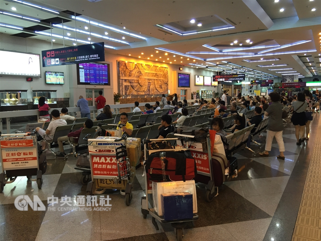 交通部觀光局證實,日前有4個越南旅行團共153人入境高雄,152人集體逃跑失蹤。圖為高雄小港機場入境大廳。(中央社檔案照片)