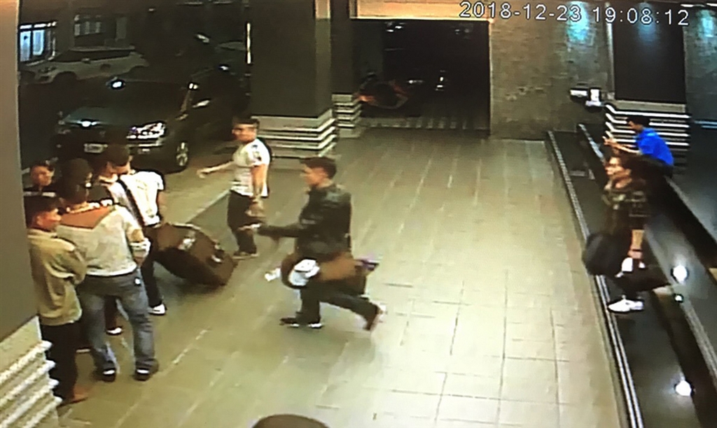 交通部觀光局證實,越南旅行團共153人日前入境後,有152人落跑失聯,而這件事也成為觀宏專案以來最大宗的假觀光、真偷渡案件。圖為越南團客走出飯店大門。(翻攝照片)中央社記者陳朝福傳真 107年12月26日