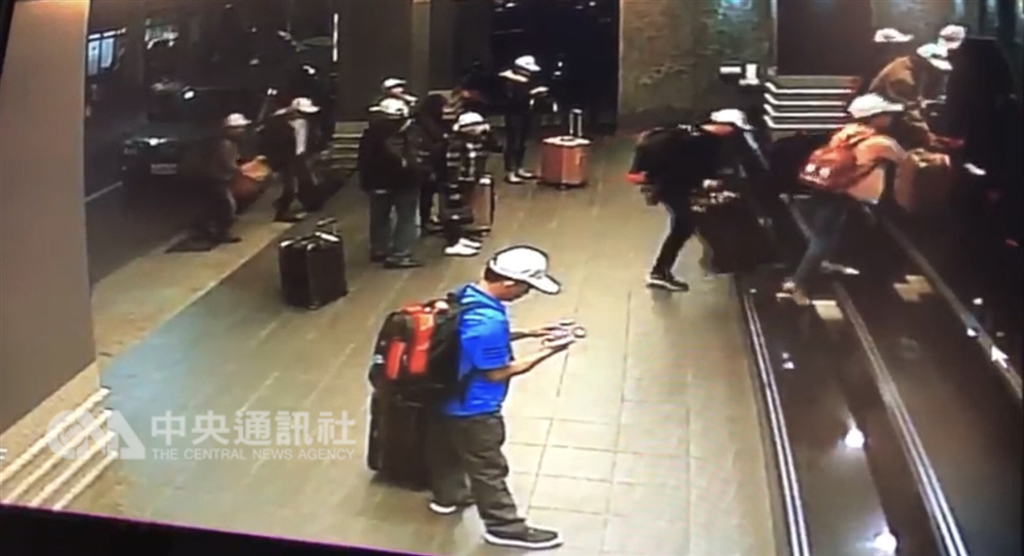 交通部觀光局證實,4個大型越南旅行團共153人,分別在21日及23日入境高雄,卻在入住飯店後一小時,有152人脫逃失蹤。圖為越南團客入住飯店畫面。(翻攝照片)中央社記者陳朝福傳真 107年12月26日