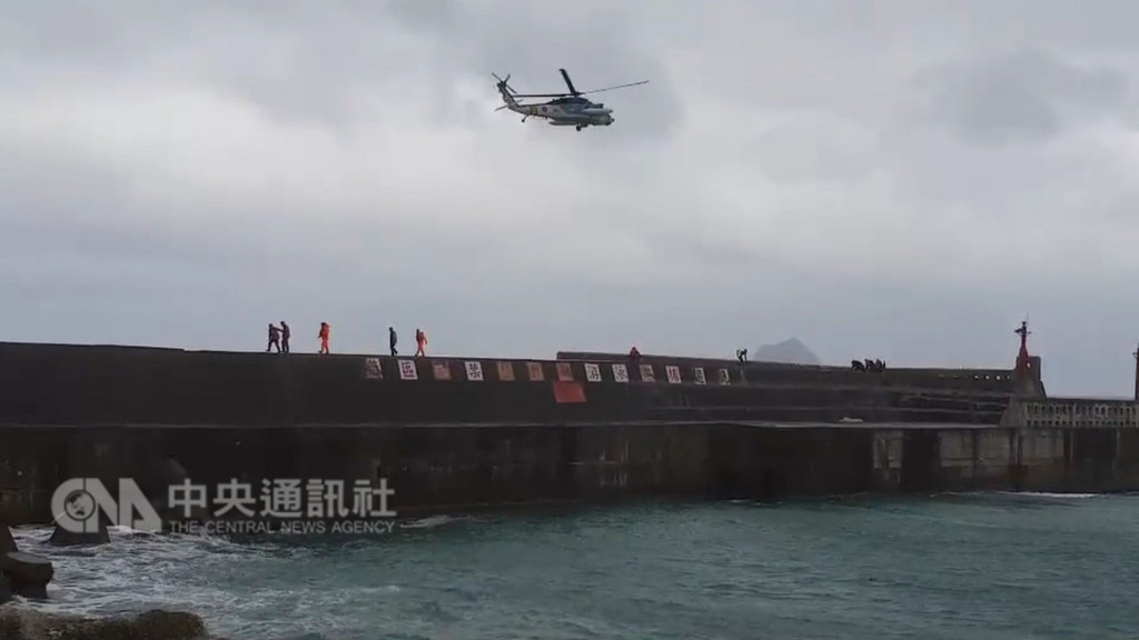 兩名泳客27日上午8時許在基隆市外木山海興游泳池晨泳時遭大浪捲到外海,其中一名男子自行游上岸,腿部受傷,另一名女子救上岸時已失去生命徵象,經送醫急救後宣告不治。圖為國防部搜救直升機抵達現場救援。中央社記者王朝鈺攝 107年12月27日