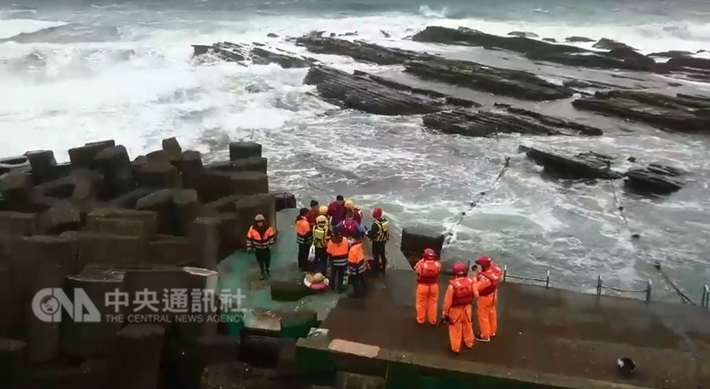 基隆外海27日上午有一名女泳客因體力不支,在海面載浮載沉待救。行政院國家搜救指揮中心獲報後,進行海空救援,上午10時29分救起時已無生命徵象,送醫搶救。(國搜中心提供)中央社記者黃麗芸傳真 107年12月27日