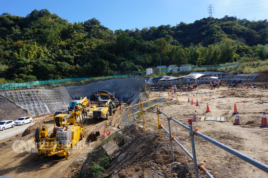 國道4號台中環線豐原潭子段工程,日前施工人員在豐原1號隧道西口發現「朴口文化遺址」,立即停工進行分區挖掘,而發掘出來的營埔文化、牛罵頭文化的遺址文物將移交給台中市文化資產局。中央社記者趙麗妍攝 107年12月27日