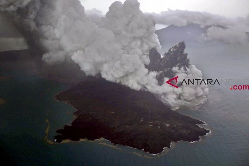 印尼喀拉喀托之子火山在一系列爆發及山體滑坡後,縮小到原先體積的1/3。(檔案照片/印尼安塔拉通訊社提供)