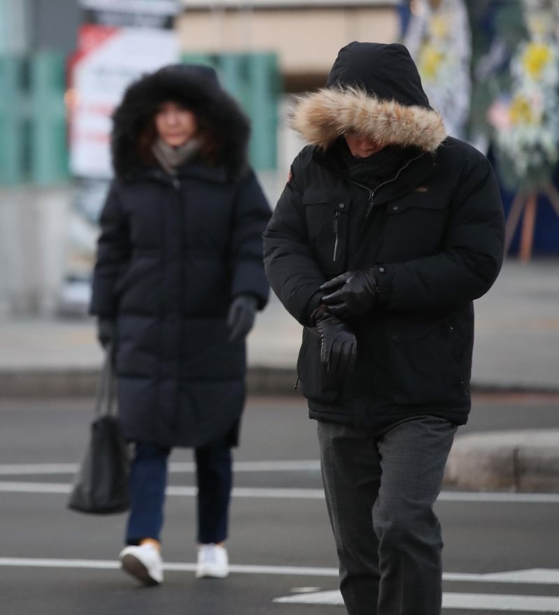 南韓氣象廳28日表示,受風寒效應影響,首爾地區體感溫度降至攝氏零下19.3度。(韓聯社提供)