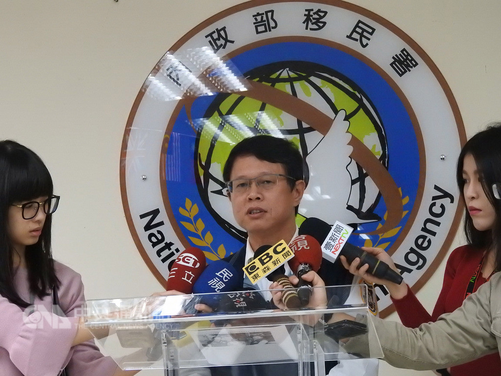 面對「觀宏專案」開辦以來最大宗外籍旅客脫團事件,移民署積極查緝,新北專勤隊長柳瑞福(中)28日宣布陸續在三峽、三重及樹林等地查獲5人。中央社記者王鴻國攝 107年12月28日