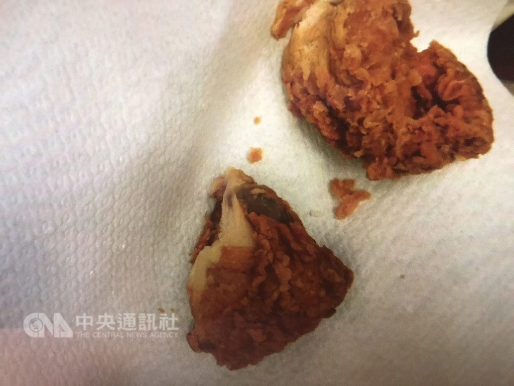 一名馬來西亞籍旅客27日搭乘班機從馬來西亞入境桃園國際機場時,因攜帶重約160公克的2塊炸雞塊遭查獲,被依違反動物傳染病防治條例規定,裁罰新台幣3萬元。(台北關提供)中央社記者邱俊欽桃園機場傳真 107年12月28日